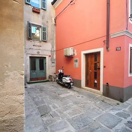 4 Winds Apartment *